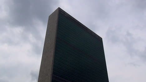 Gebäude-Der-Vereinten-Nationen,-Während-Die-Sonne-über-New-York-Untergeht
