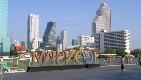 Icon-Siam-Beschilderung-Mit-Blick-Auf-Die-Skyline-Von-Bangkok-Im-Hintergrund-Vor-Blauem-Himmel
