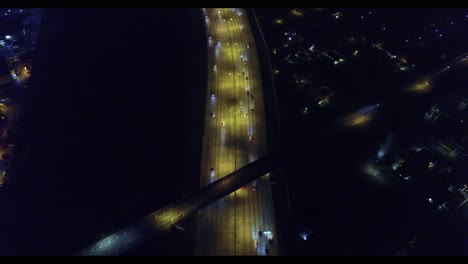 Coole-Nachtaufnahme-Des-Verkehrs-In-Südflorida