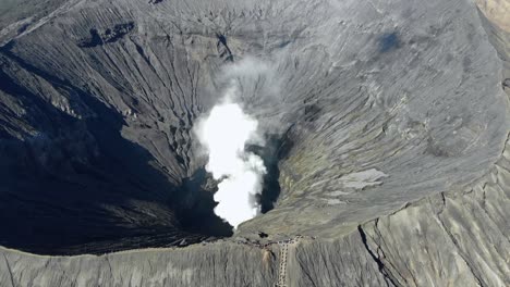 Impresionante-Video-Aéreo-De-La-Boca-Del-Volcán-Mt-Bromo,-Java-Oriental,-Indonesia