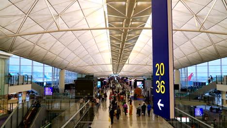 Hong-Kong---Alrededor-Del-Lapso-De-Tiempo-Alejándose-De-Un-Concurrido-Aeropuerto-De-Hong-Kong-En-Hong-Kong,-China