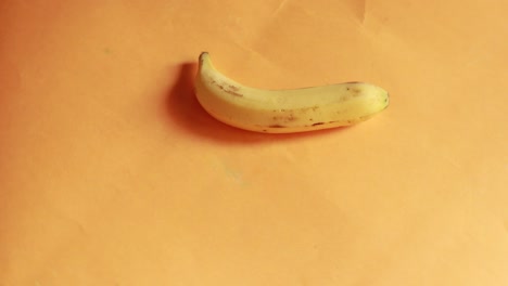 Bananen-Drehen-Sich-In-Einem-Kreis-Isoliert-Auf-Gelbem-Hintergrund