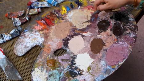 Mixing-flesh-tones-on-palette-with-spatula