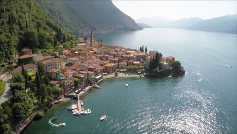 Luftdrohnenaufnahmen-über-Der-Wunderschönen-Stadt-Varenna,-Comer-See,-Italien
