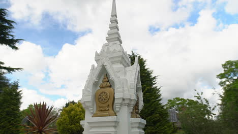 Dando-Vueltas-Alrededor-De-Una-Columna-Religiosa-Tailandesa,-Símbolo-Budista