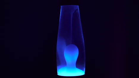 Lámpara-De-Lava-Azul-Con-Un-Fondo-Oscuro