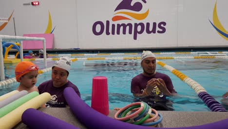 In-Der-Schwimmschule-„Olimpus“-Schaffen-Instruktoren-Bei-Kindern-Selbstvertrauen,-Damit-Sie-Schwimmen-Lernen