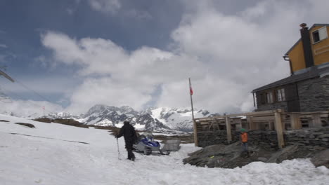 Schwenk-Auf-Berghütte-Mitten-Im-Gletschergebiet-Umringt-Von-Zermatt