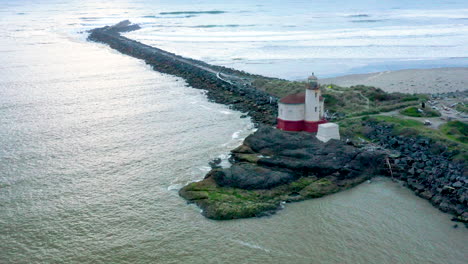 Aerial-footage-of-the-Coquille-River-Lighthouse-in-Bandon,-Oregon