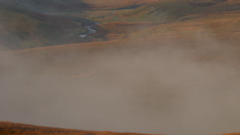 Niebla-Matutina-Colgando-Sobre-Los-Páramos-En-El-Parque-Nacional-De-Los-Valles-De-Yorkshire-Tiro-Inclinado-Hacia-Arriba
