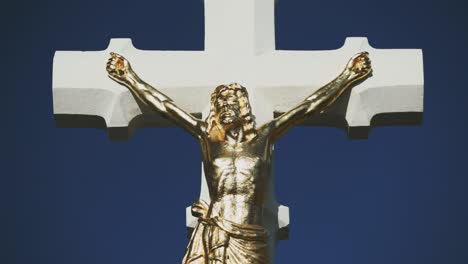 Nachmittagsschwenkaufnahmen-Einer-Reformierten-Goldenen-Jesuskreuzstatue-Bei-Klarem-Wetter