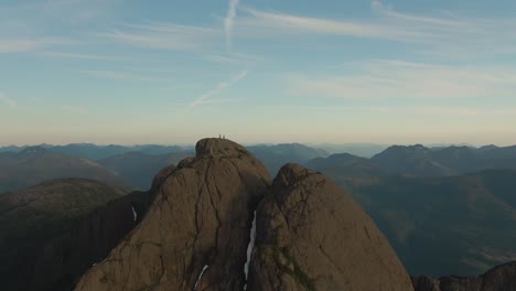 Schöne-Luftaufnahme-Der-Kanadischen-Berglandschaft-Während-Eines-Lebendigen-Sommersonnenuntergangs