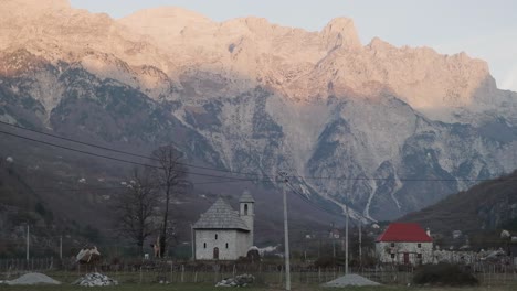 Schönes-Theth-tal-Und-Die-Thethi-kirche-In-Den-Albanischen-Alpen-Albaniens