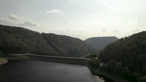 Szenische-Drohnenaufnahme-Eines-Wunderschönen-Sees-Bei-Sonnenuntergang-Im-Nationalpark-Harz,-Deutschland,-Europa