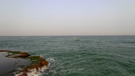 Volar-Pasa-Un-Solo-Barco-De-Pesca-Navegando-Hacia-Adelante-En-El-Mar,-Disparo-Aéreo-De-Drones