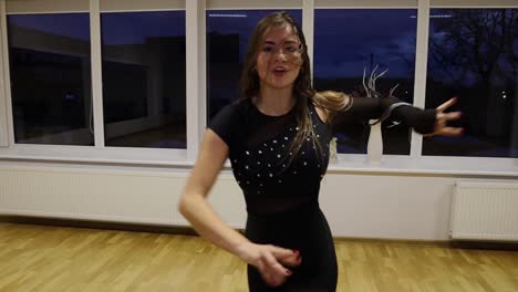 Professionelle-Und-Leidenschaftliche-Tänzerin-Tanzt-Auf-Der-Tanzfläche-In-Zeitlupe