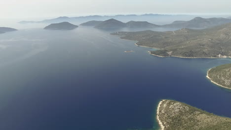 Vuelo-Sobre-Islas-Desiertas-Y-Mar-Colorido,-Parque-Brijuni,-Croacia