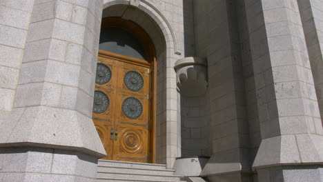 Una-Puerta-En-El-Templo-Mormón-En-Salt-Lake-City,-Utah.