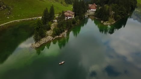 Bote-Remando-En-Un-Hermoso-Lago-Tranquilo-Rodeado-De-Agua-Verde-Clara