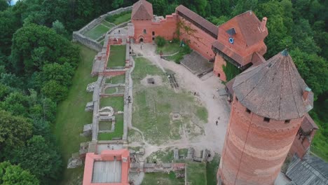 Luftaufnahme,-Die-Sich-über-Das-Turaida-Schloss-In-Lettland-Bewegt