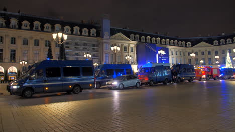 Auf-Dem-Place-Vendome-Standen-Polizeiautos