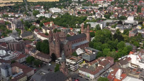Drohnenaufnahmen-Von-Einem-Wunderschönen-Alten-Dom-Im-Zentrum-Der-Deutschen-Stadt-Worms