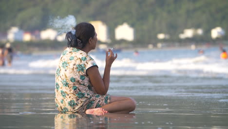 Frau-Raucht-Draußen-Am-Strand-Eine-Zigarette-Und-Schaut-Dabei-Zu