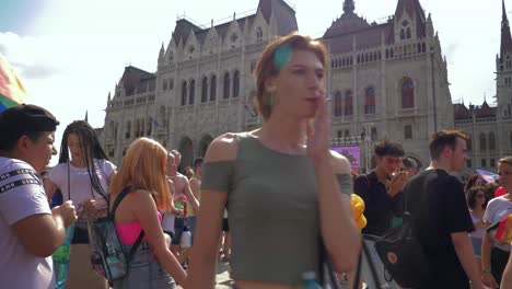 Gente-Colorida-Preparándose-Para-Marchar-En-El-Orgullo-De-Budapest