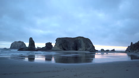 Hermoso-Paisaje-Playa-De-Bandon-En-El-Sur-De-Oregon-Noche-Cielo-Azul-Temperamental-Naturaleza,-Estático