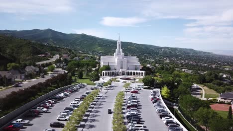 Drone-Shot-slowly-and-smoothly-approaching-the-Bountiful-Temple-on-a-Sunny-Day