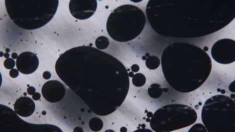 Aceite-Negro-Formando-Formas-Abstractas-En-Un-Líquido-Transparente