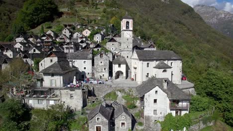 Vista-Aérea-Del-Pueblo-Medieval-De-Corippo-En-Las-Montañas,-Pequeño-Pueblo-De-Montaña-En-Ticino-Corippo,-Valle-De-Verzasca,-Suiza