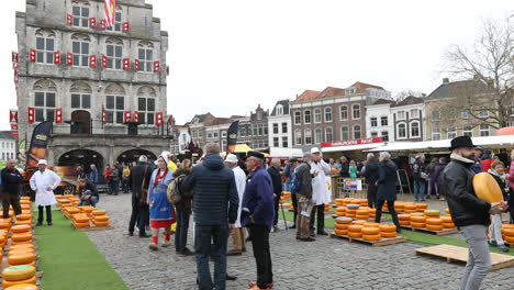 Traditional-cheese-market-in-Gouda,-Netherlands