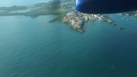 Vistas-épicas-Desde-Un-Avión-De-Hélice-Sobrevolando-Las-Islas-Del-Caribe