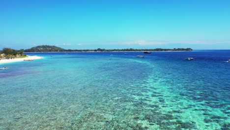 Hermoso-Arrecife-De-Coral-Saludable-Cerca-De-La-Costa-De-La-Isla-Tropical,-Barcos-Flotando-En-El-Agua-Cristalina-Del-Mar,-Paisaje-Aéreo