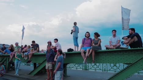 Menschen-Sitzen-Auf-Der-Freiheitsbrücke-Beim-Szabihid-Fest