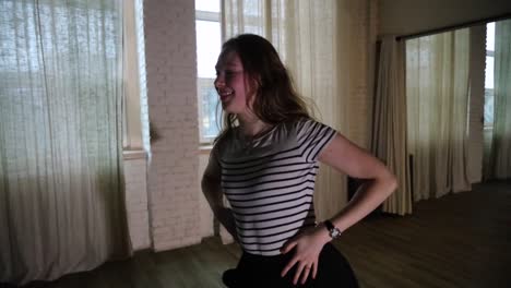 Kurzer-Clip-Eines-Teenager-Mädchens,-Das-Im-Studio-In-Zeitlupe-Tanzt