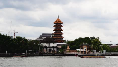 El-Templo-Y-Pagoda-Che-Chin-Khor-En-El-Río-Chaophraya-Es-Famoso-Entre-Los-Devotos-Y-Entre-Los-Dibujantes,-Fotógrafos-Y-Turistas-De-Todo-El-Mundo