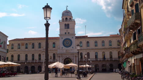 Uhrturm-Und-Piazza-Dei-Lords-In-Padua,-Italien-An-Einem-Sonnigen-Tag