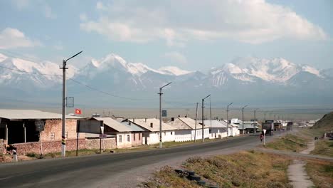 Conduciendo-Por-Algunas-De-Las-Carreteras-Más-Impresionantes-De-Kirguistán