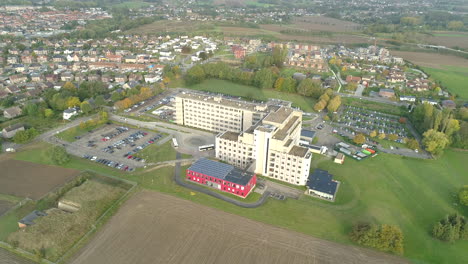 Hospital-Az-Vesalius-En-La-Ciudad-De-Tongeren,-Bélgica-órbita-Aérea-Poi