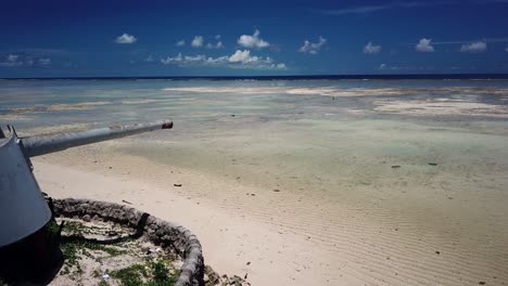 Sobrevuelo-Aéreo-Del-Arma-De-Artillería-Costera-Ww2-Cerca-De-Tarawa,-Kiribati