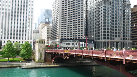Blick-Auf-Die-Brücke,-Innenstadt-Von-Chicago,-Vereinigte-Staaten,-USA,-Panoramablick-Auf-Den-Flussufer,-Stadtbild,-Moderne-Brückenarchitektur-Der-Stadt