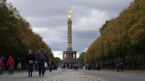Berliner-Siegessäule-An-Einem-Geschäftigen-Herbsttag-Mit-Vielen-Touristen,-Die-über-Den-Platz-Laufen