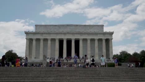 Turistas-En-Cámara-Lenta-Visitando-El-Monumento-A-Lincoln-En-Washington-Dc-Durante-El-Verano