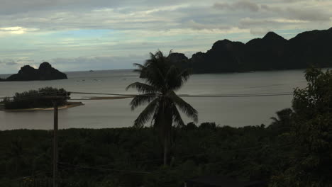 Mirando-La-Bahía,-Los-árboles-Y-El-Cielo-En-Tailandia