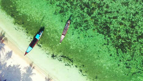 Longtail-Boote-Ankern-An-Der-Küste-Einer-Tropischen-Insel-Mit-Ruhigem-Sandstrand-Im-Schatten-Von-Palmen-Auf-Den-Philippinen