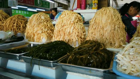 Productos-Alimenticios-En-Exhibición-En-El-Mercado-De-Verduras-De-Shanghai