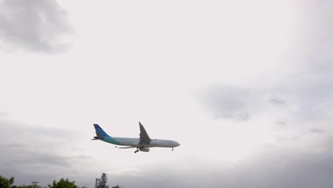 Garuda-Indonesia-Aircraft-landing-at-Sydney-International-Airport