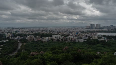 Vista-De-La-Ciudad-De-Hyderabad-Desde-Una-Montaña-En-Jubilee-Hills,-India-4k-Timelapse